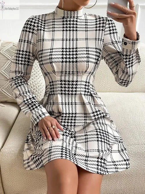 Ruched Mini Dress Long Sleeve / Cute Business Casual Outfits Front2 | SiAra 